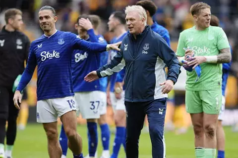  مدرب إيفرتون يعلق على جائزة جريليش في الدوري الإنجليزي